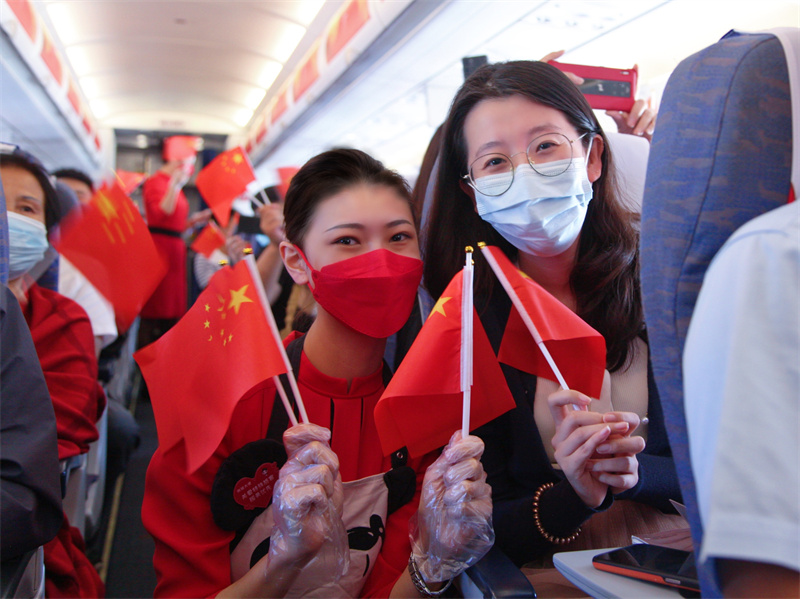 川航推出空地特色服務(wù)與旅客共慶祖國(guó)生日.jpg