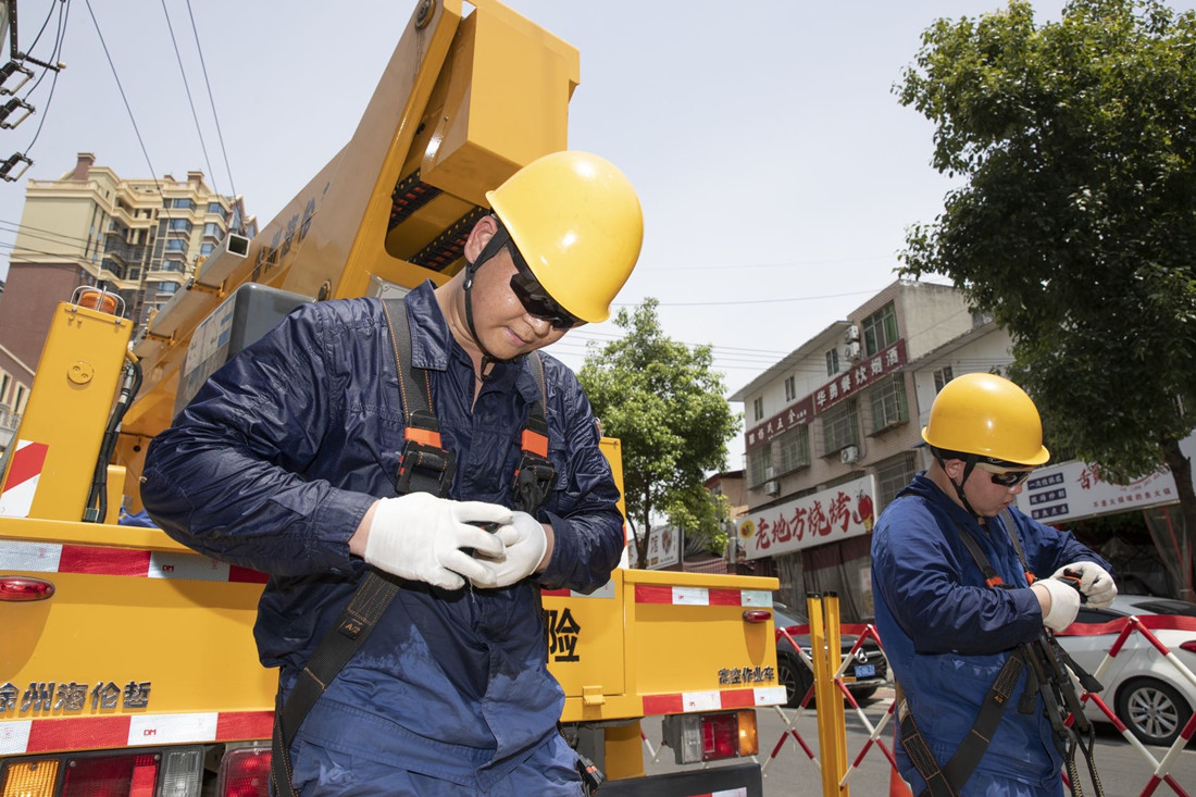 國網(wǎng)綿陽供電公司電力工人結束帶電作業(yè)，汗水浸透了工裝_副本.jpg