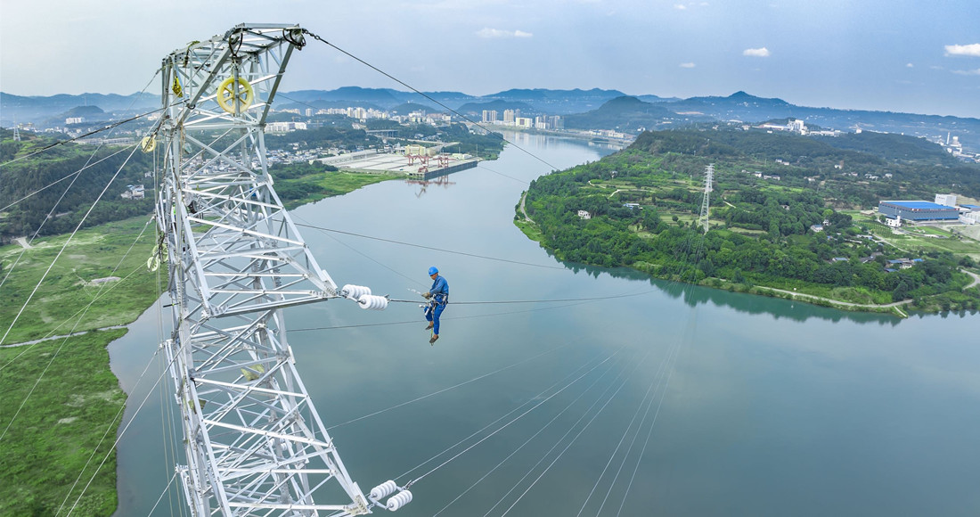 國網(wǎng)廣元供電公司電力工人在10千伏江古一、二線開展高空作業(yè)。_副本.jpg