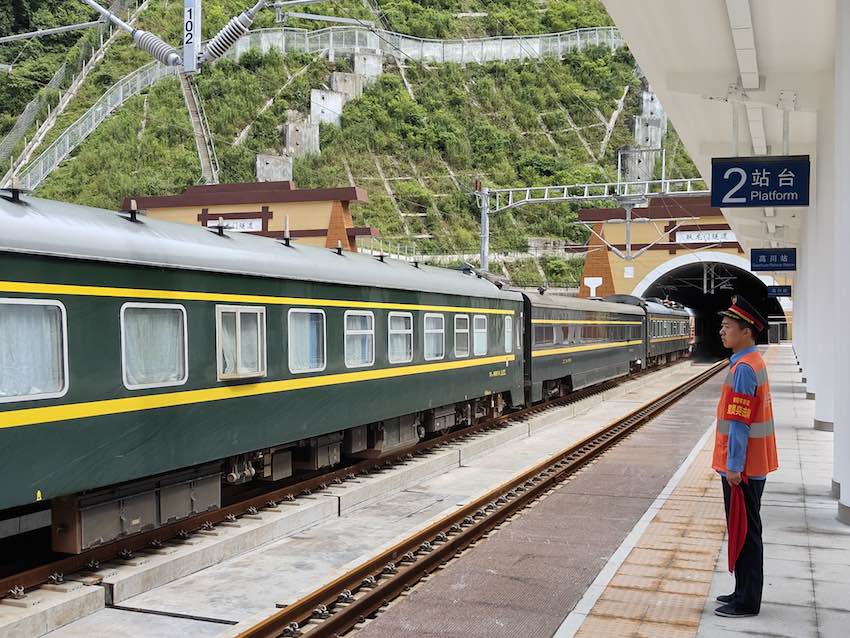 列車駛?cè)敫叽ㄕ?。成蘭公司供圖