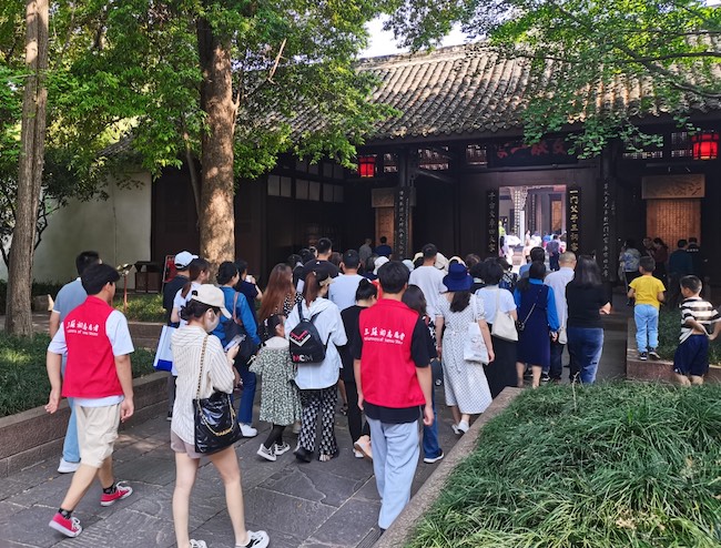 游客游覽眉山三蘇祠。四川省文旅廳供圖