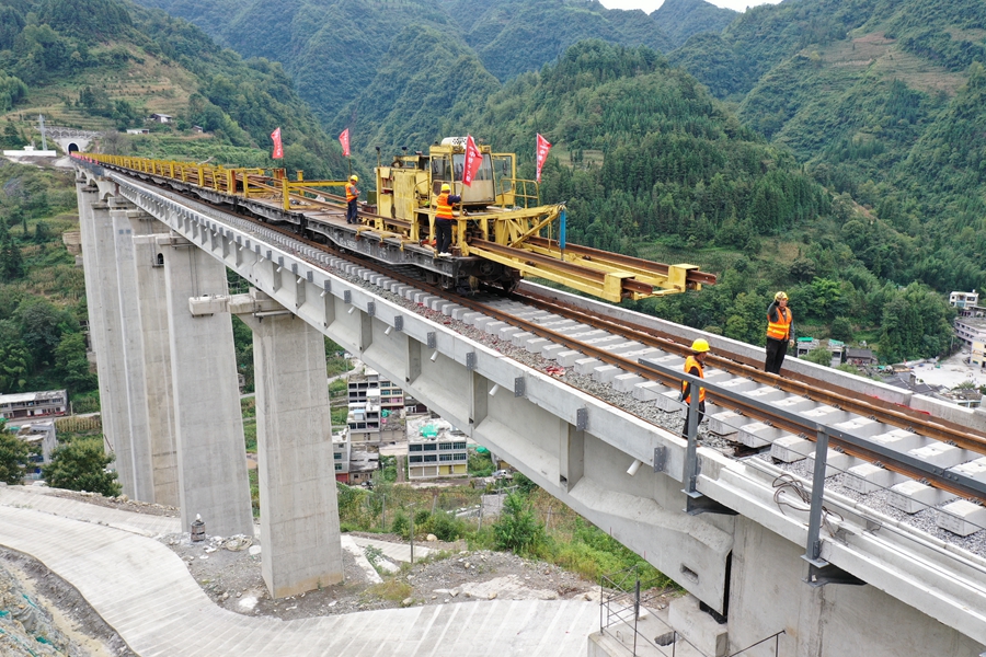 敘永至畢節(jié)鐵路鋪軌現(xiàn)場_副本.jpg