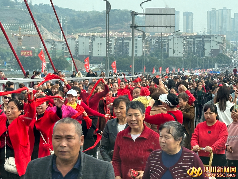 前來“踩橋”的市民.jpg