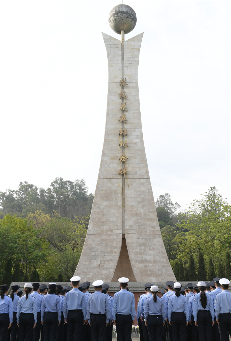 四川公安開(kāi)展系列祭奠活動(dòng) (2).jpg